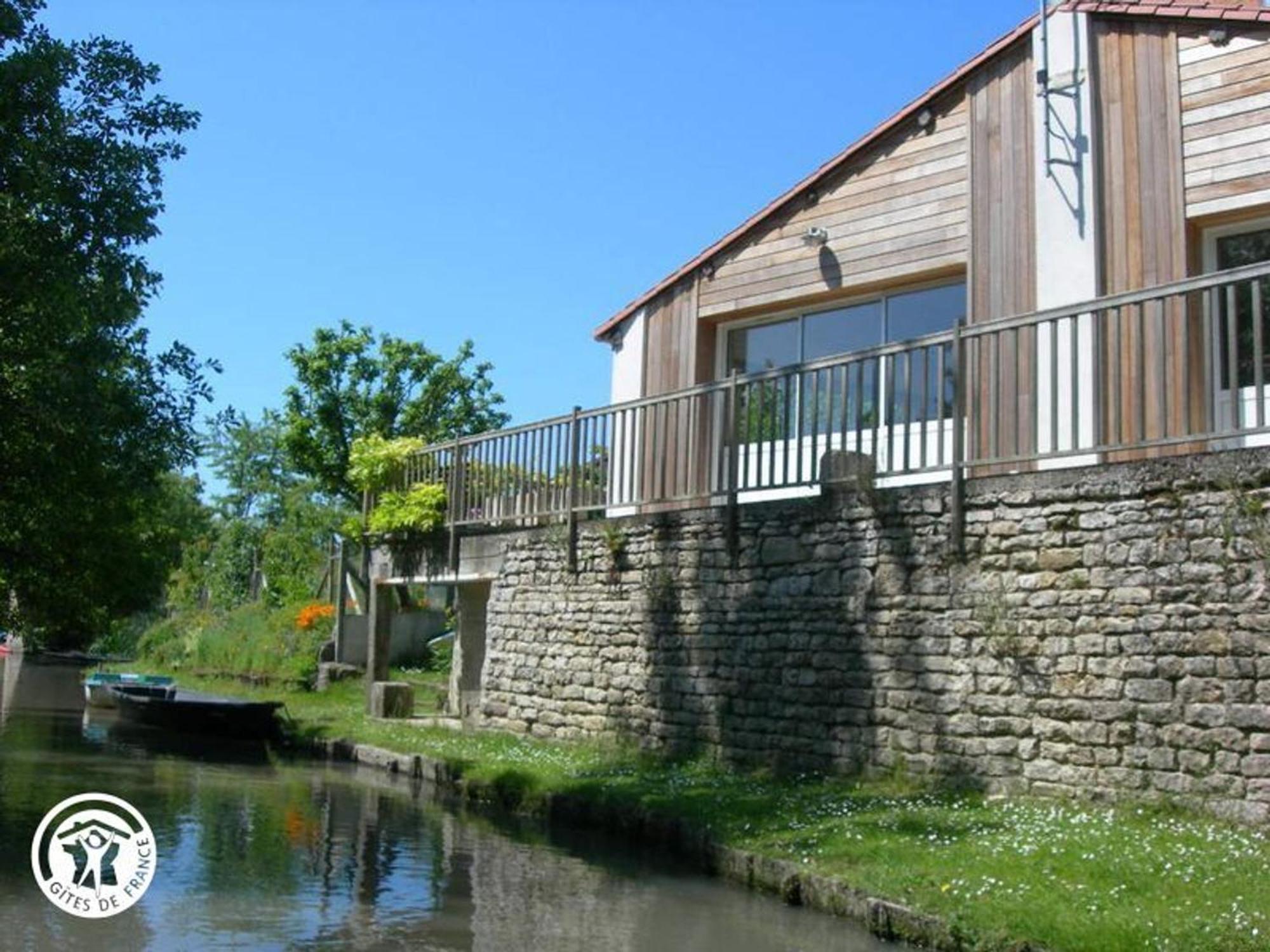 הוילה Gite Charmant Au Bord De L'Eau Avec Canoes, Terrasse Et Jardin A Damvix, Au Coeur Du Marais Poitevin. - Fr-1-426-354 מראה חיצוני תמונה